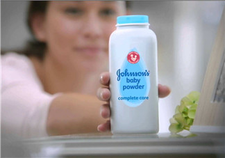 爽身粉可以擦臉上嗎？臉上可不可以涂爽身粉？