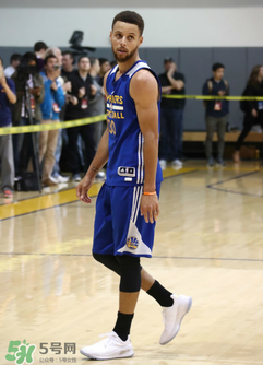 under armour curry 4 low低幫版白金配色上腳怎么樣？