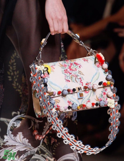 fendi kan i多少錢？芬迪kan i包包國(guó)內(nèi)專柜價(jià)格