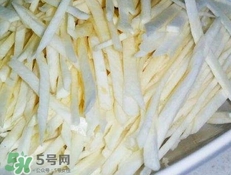 篙芭怎么切絲_篙芭切絲步驟_篙芭切絲圖解 篙芭怎么切絲_篙芭切絲步驟_篙芭切絲圖解