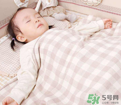 夏天寶寶發(fā)燒能開空調(diào)嗎？寶寶發(fā)燒能不能吹空調(diào)？