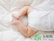 寶寶發(fā)燒是用熱毛巾還是冷毛巾敷？寶寶發(fā)燒用什么毛巾敷？