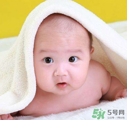寶寶發(fā)燒是用熱毛巾還是冷毛巾敷？寶寶發(fā)燒用什么毛巾敷？