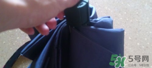 蕉下太陽(yáng)傘怎么收？蕉下小黑傘太陽(yáng)傘怎么打開？