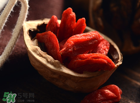 楊梅酒可以放枸杞嗎？楊梅酒里面可以加枸杞嗎？