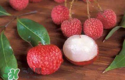 吃泡藥水的荔枝會(huì)得病？吃藥水的荔枝會(huì)得手足口?。?></p><p>專家指出，手足口病是一種由病毒引起的兒童常見病，荔枝浸泡的藥水根本不含這種病毒，并不會(huì)造成手足口病。由于手足口病容易在日托幼兒園、游戲場(chǎng)地、泳池等地方快速傳播，而最近有些小孩子可能剛好吃過(guò)荔枝，于是就會(huì)被人們當(dāng)作是罪魁禍?zhǔn)祝聦?shí)上，跟荔枝并無(wú)什么關(guān)系。</p><h3>怎樣判斷得了手足口病</h3><p>每年的五六月份都是手足口病高發(fā)的季節(jié)，最近不少家長(zhǎng)聽說(shuō)幼兒園有孩子得了手足口就非?？只?，生怕傳染給自己的孩子。對(duì)此，北京中醫(yī)藥大學(xué)附屬中西醫(yī)結(jié)合醫(yī)院兒科原主任張思萊指出，手足口病發(fā)病初期，主要癥狀是發(fā)熱，體溫一般在38℃——39℃之間，伴有嘴角痛、咽喉痛、流口水、不愛吃東西等癥狀，與上呼吸道感染很像。</p><p style=