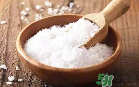 食鹽發(fā)藍怎么回事？食鹽中一般會添加什么食品添加劑