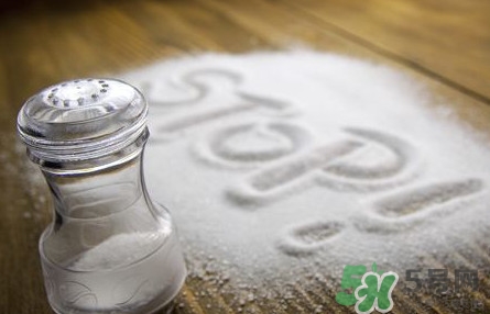 食鹽發(fā)藍怎么回事？食鹽中一般會添加什么食品添加劑