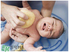 寶寶能用艾葉水洗澡嗎？嬰兒能用艾葉水洗澡嗎？