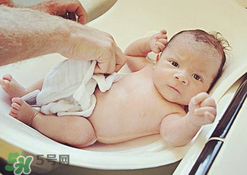 嬰兒能用艾葉敷肚臍嗎？嬰兒艾葉貼肚臍的好處