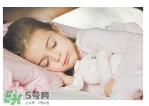 寶寶需要枕頭嗎？寶寶多大可以用枕頭？