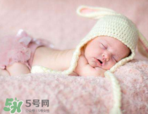 寶寶需要枕頭嗎？寶寶多大可以用枕頭？