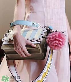 fendi小菠蘿毛球掛件多少錢？芬迪菠蘿毛球價(jià)格