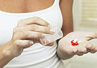 感冒藥飯前吃還是飯后吃？吃感冒藥會(huì)推遲月經(jīng)嗎？