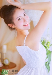 化完妝臉上出油是什么原因？化完妝臉上出油怎么辦？