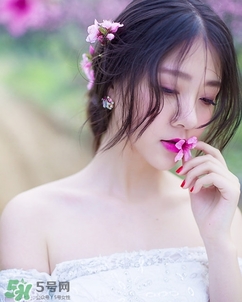 化完妝臉上出油是什么原因？化完妝臉上出油怎么辦？