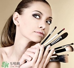 化妝后臉癢是怎么回事？化妝后臉癢怎么辦？