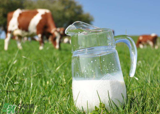 脫脂奶粉和牛生乳的區(qū)別 脫脂奶粉和牛生乳的不同 脫脂奶粉和牛生乳的區(qū)別 脫脂奶粉和牛生乳的不同