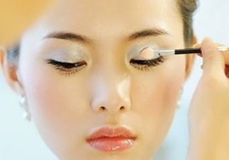 化妝后臉癢是怎么回事？化妝后臉癢怎么辦？