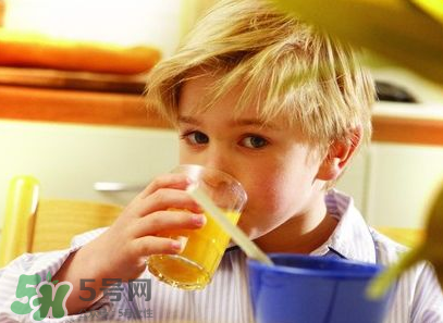 男童愛喝飲料喉嚨布滿鵝卵石 兒童愛喝飲料的危害 男童愛喝飲料喉嚨布滿鵝卵石 兒童愛喝飲料的危害