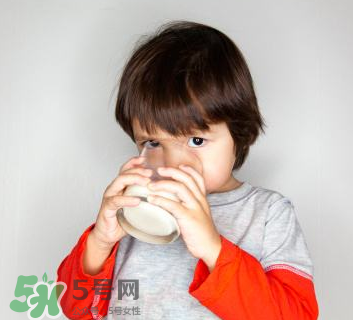 男童愛喝飲料喉嚨布滿鵝卵石 兒童愛喝飲料的危害 男童愛喝飲料喉嚨布滿鵝卵石 兒童愛喝飲料的危害