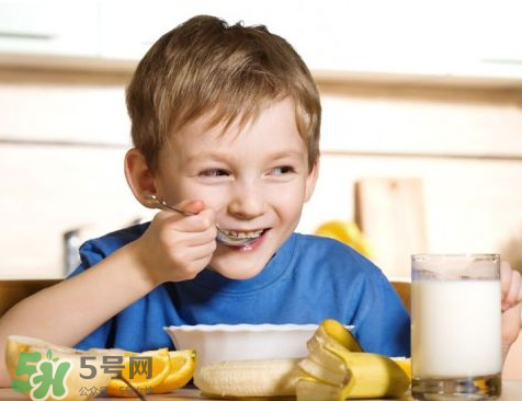 男童愛喝飲料喉嚨布滿鵝卵石 兒童愛喝飲料的危害 男童愛喝飲料喉嚨布滿鵝卵石 兒童愛喝飲料的危害