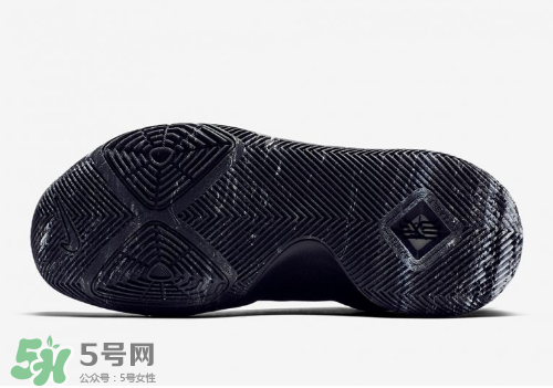 nike kyrie 3 triple black多少錢(qián)？耐克歐文3代純黑配色專(zhuān)柜價(jià)格