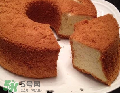 戚風(fēng)蛋糕為什么要倒扣？戚風(fēng)蛋糕倒扣方法