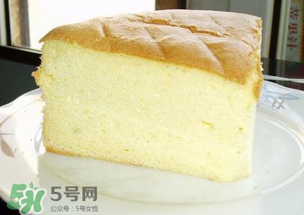 戚風(fēng)蛋糕怎么做才松軟？戚風(fēng)蛋糕怎么切開(kāi)