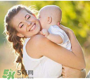 孕婦洗頭可以用護(hù)發(fā)素嗎？孕婦洗頭要不要用護(hù)發(fā)素？