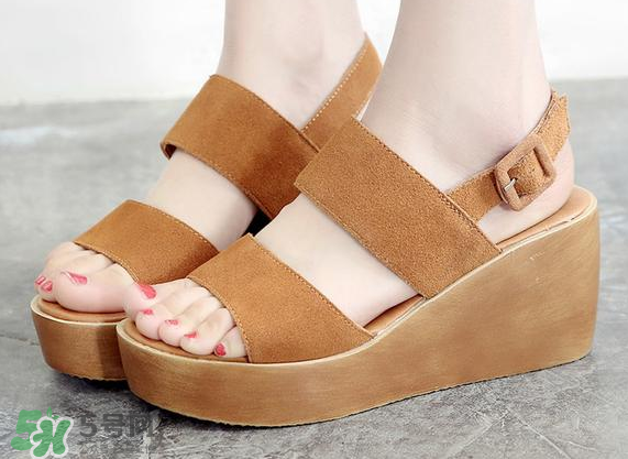 夏天穿涼鞋腳出汗怎么辦？夏天穿涼鞋腳臭怎么辦？