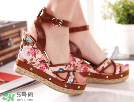 夏天穿涼鞋腳出汗怎么辦？夏天穿涼鞋腳臭怎么辦？