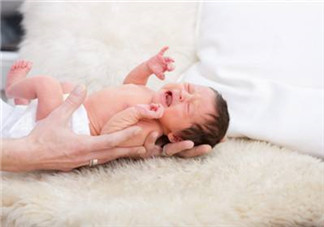 什么時(shí)候給寶寶剪指甲？寶寶多大可以剪指甲？