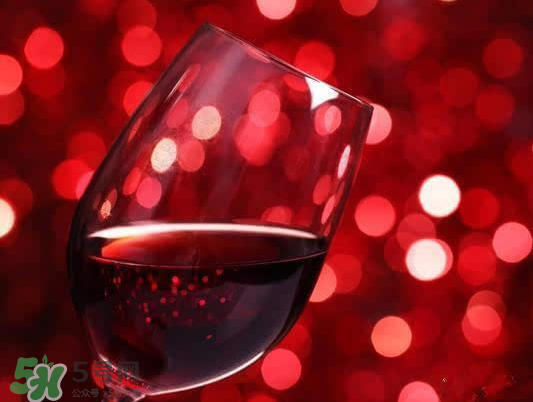 藍(lán)莓酒和葡萄酒哪個好？藍(lán)莓酒好還是葡萄酒好？