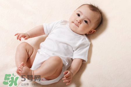 母乳喂養(yǎng)胸部一大一小怎么辦？母乳喂養(yǎng)會導(dǎo)致胸不對稱嗎？