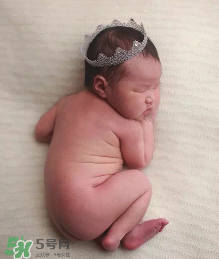 母乳喂養(yǎng)胸部一大一小怎么辦？母乳喂養(yǎng)會導(dǎo)致胸不對稱嗎？