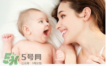 母乳喂養(yǎng)胸部一大一小怎么辦？母乳喂養(yǎng)會導(dǎo)致胸不對稱嗎？