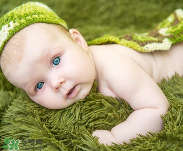 母乳喂養(yǎng)胸部一大一小怎么辦？母乳喂養(yǎng)會導(dǎo)致胸不對稱嗎？