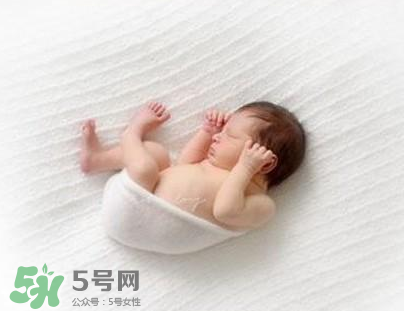 新生兒能用母乳洗臉嗎？新生兒能用母乳擦臉嗎？
