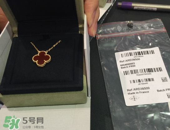 梵克雅寶四葉草項(xiàng)鏈?zhǔn)鞘裁床馁|(zhì)？四葉草項(xiàng)鏈材質(zhì)介紹