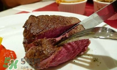 牛排是左手拿刀還是右手？吃牛排的正確方法