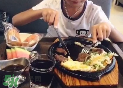 牛排是左手拿刀還是右手？吃牛排的正確方法