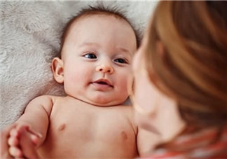 母乳喂養(yǎng)胸部一大一小怎么辦？母乳喂養(yǎng)會(huì)導(dǎo)致胸不對(duì)稱嗎？