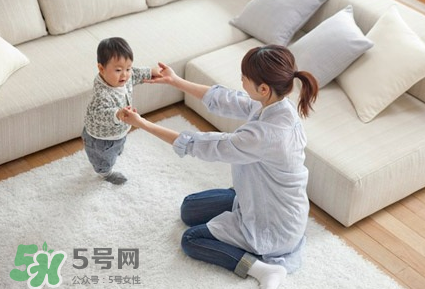 怎么糾正寶寶內(nèi)八字腳？寶寶八字腳幾歲前可以糾正？