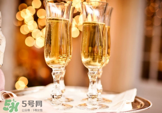 香檳是什么做成的？香檳有甜味的嗎