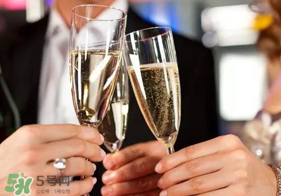 香檳是什么做成的？香檳有甜味的嗎