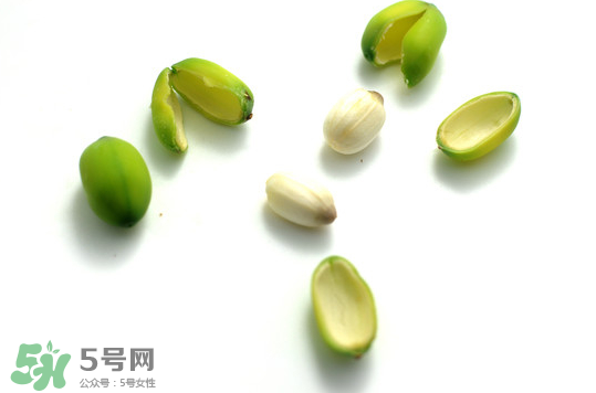 蓮蓬子中間的芯能吃嗎？蓮蓬子的功效與作用