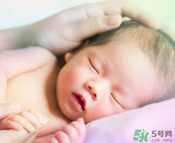 新生兒吃母乳一次吃多久？新生兒吃母乳一次十分鐘正常嗎？