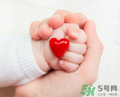 新生兒吃母乳需要喝水嗎？新生兒需不需要要喝水？