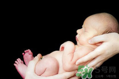 新生兒吃母乳需要喝水嗎？新生兒需不需要要喝水？